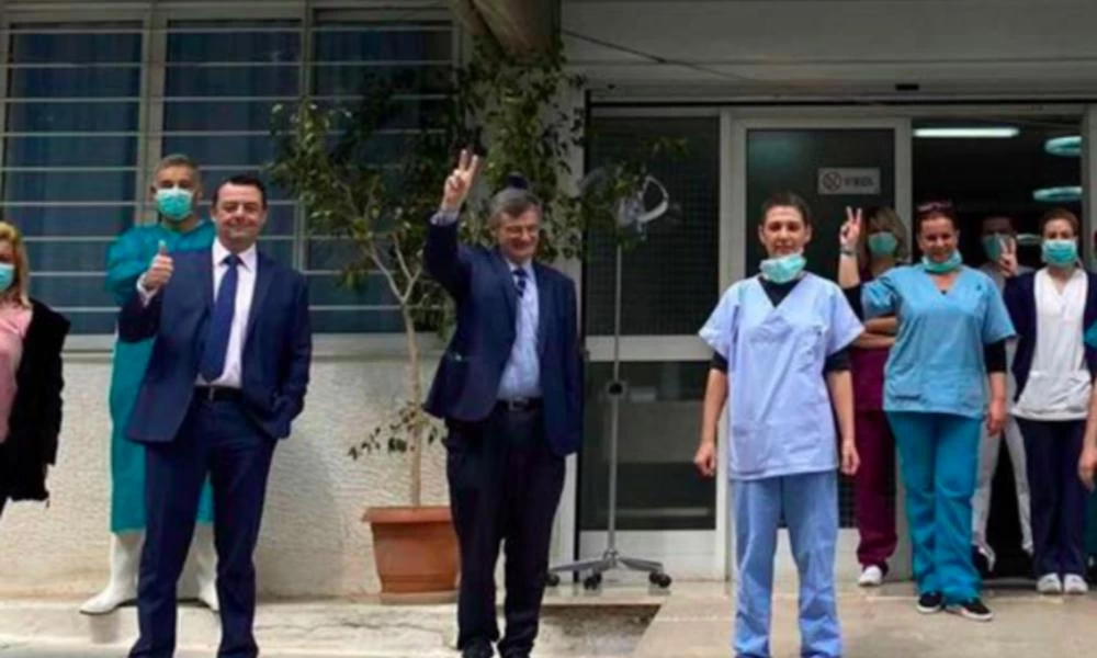 Η φωτογραφία και το «ευχαριστώ» Τσιόδρα σε γιατρούς και ασθενείς